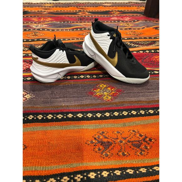 Nike Team Hustle D10 - Black/Metallic Gold/ White - Picture 7 of 7